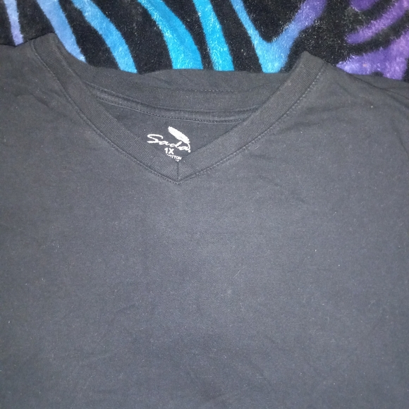 🤑Men's "Sada" 1X Black Short Sleeve V Neck Tee - Picture 2 of 8